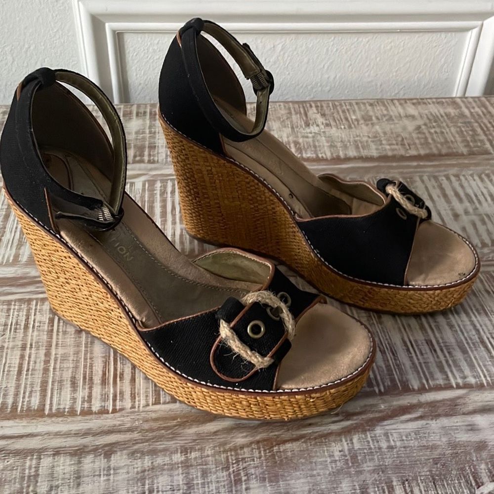 Kenneth Cole  women’s size 8 Black sandal espadrille